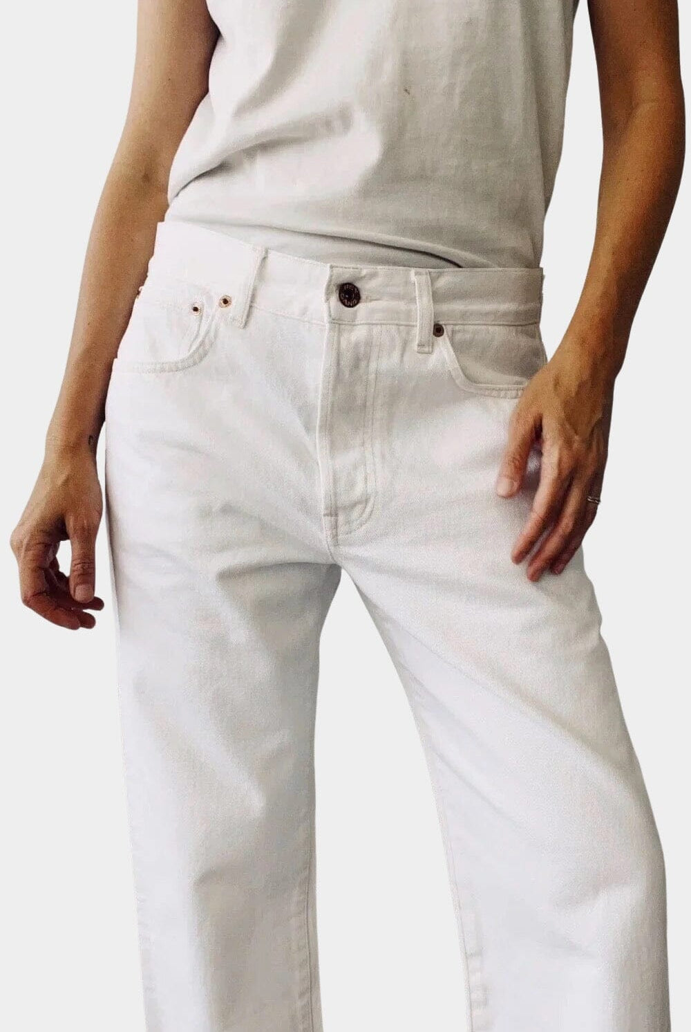 Hey Gang | The Loose Crop In White - SHOP YUCCA Pants HEY GANG - YUCCA, Best boutique shopping in Denver, boutiques Denver, high end denim jeans online, capsule wardrobe, shop local Denver.
