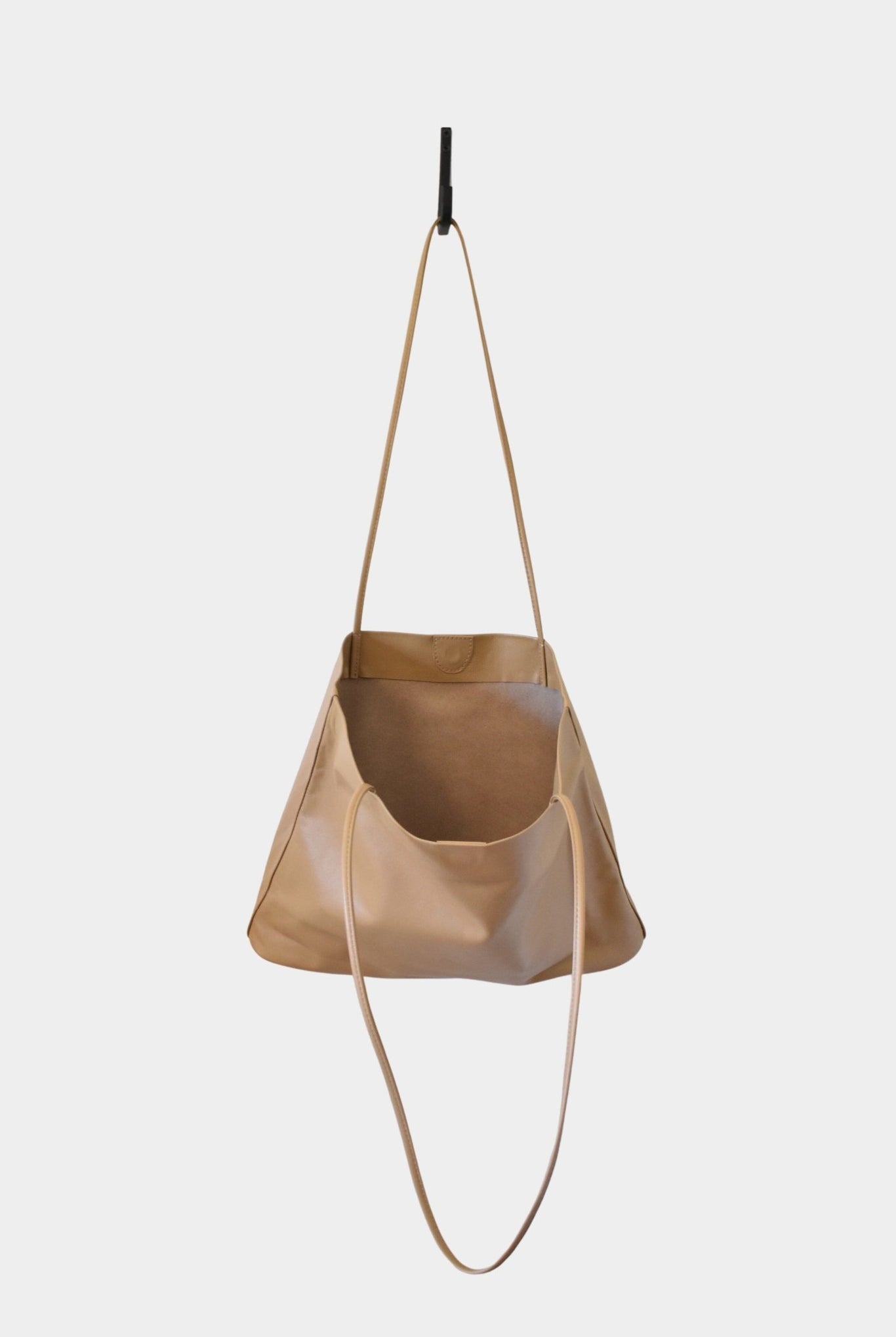 Modern Weaving | Narrow Oval Relaxed Tote In Camel - SHOP YUCCA Handbags MODERN WEAVING - YUCCA, Women’s clothing store Denver, women’s high quality bags, women’s online leather bags, minimalist leather bags.