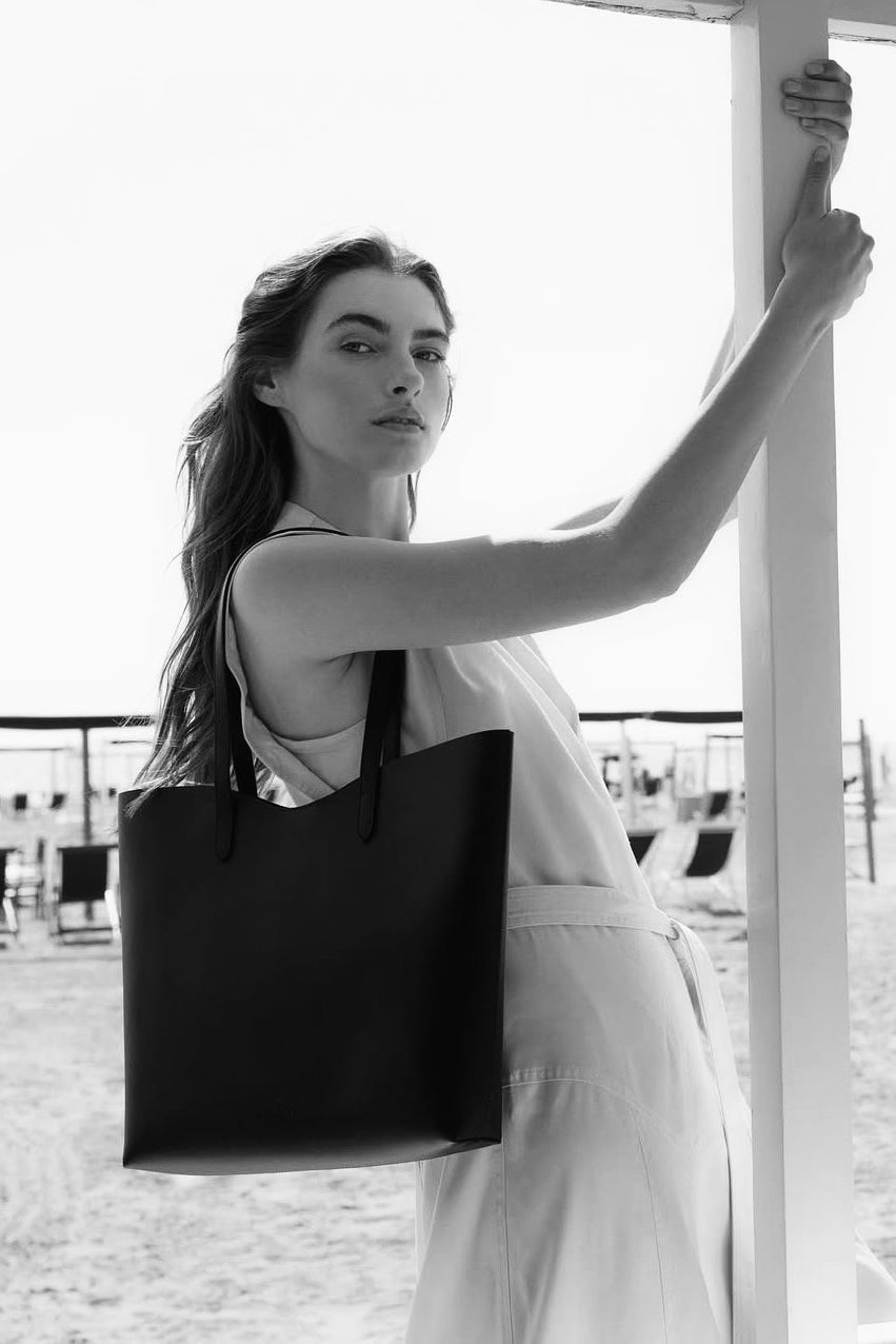 Il Bisonte leather tote worn over shoulder, Italian vegetable-tanned leather bag