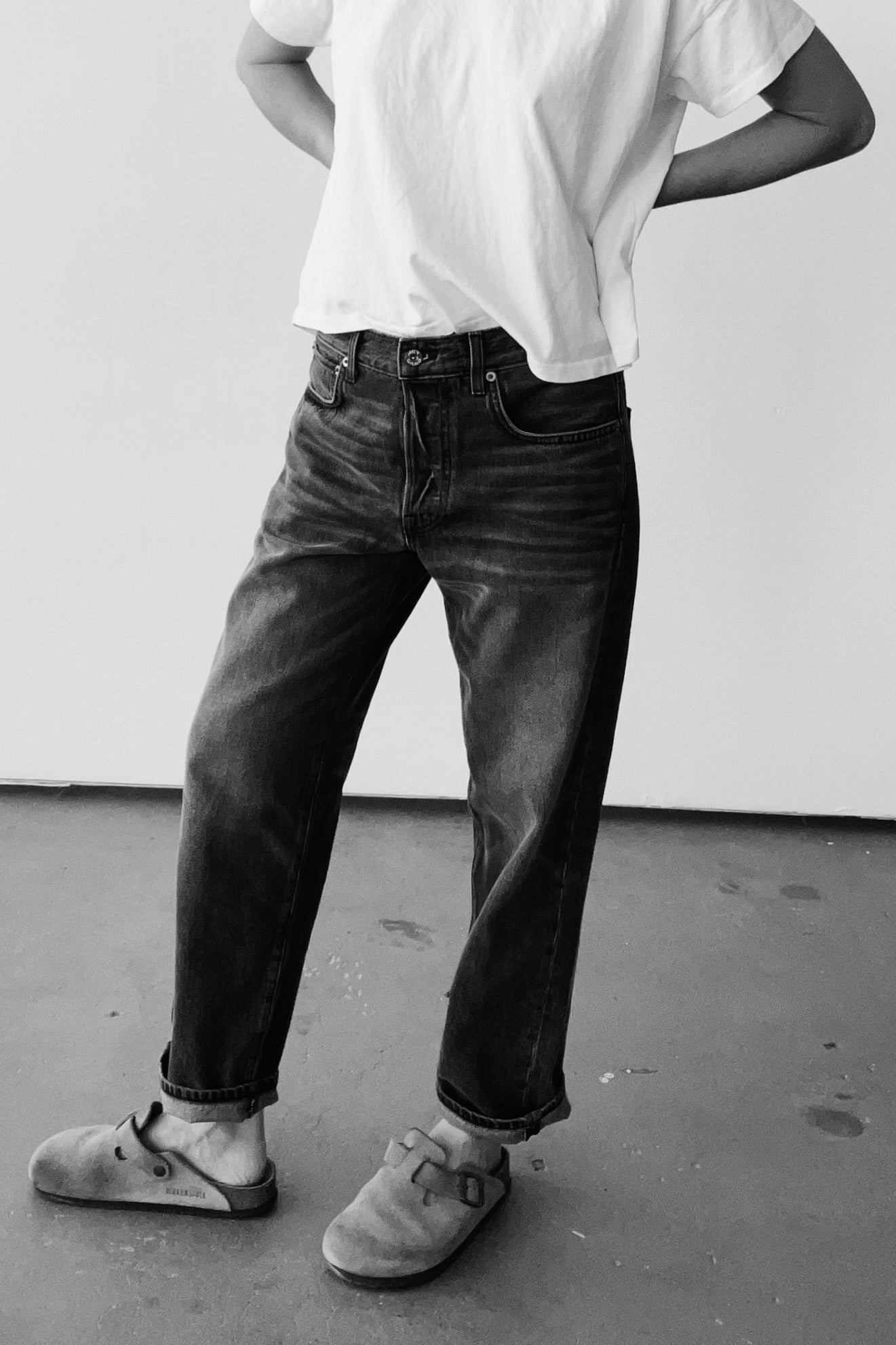 Women’s straight-leg denim jeans in dark wash, relaxed everyday fit