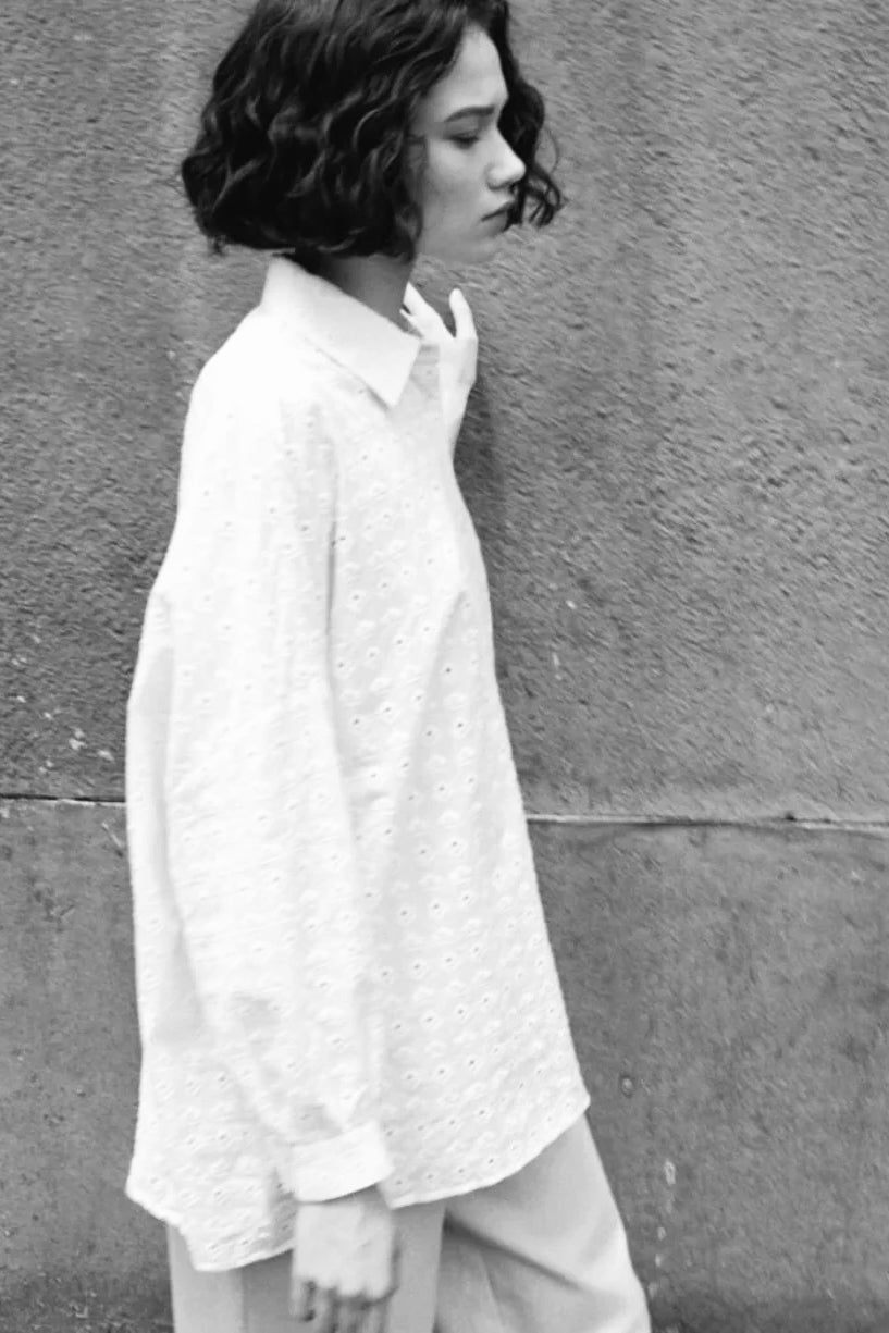 Rita Row relaxed white cotton shirt styled in natural light, modern Spanish women’s clothing at YUCCA