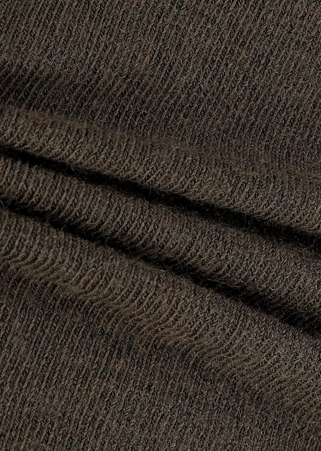 Amomento Turtle T-Shirt in Brown neckline close-up, showing soft folds and fine jersey texture