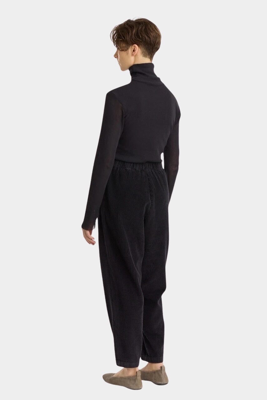 Black Crane | Carpenter Pants In Dark Navy - SHOP YUCCA Pants BLACK CRANE - YUCCA Artistic clothing for women, boutique near me, boutique stores near me, capsule wardrobe, fashion for women over 50.