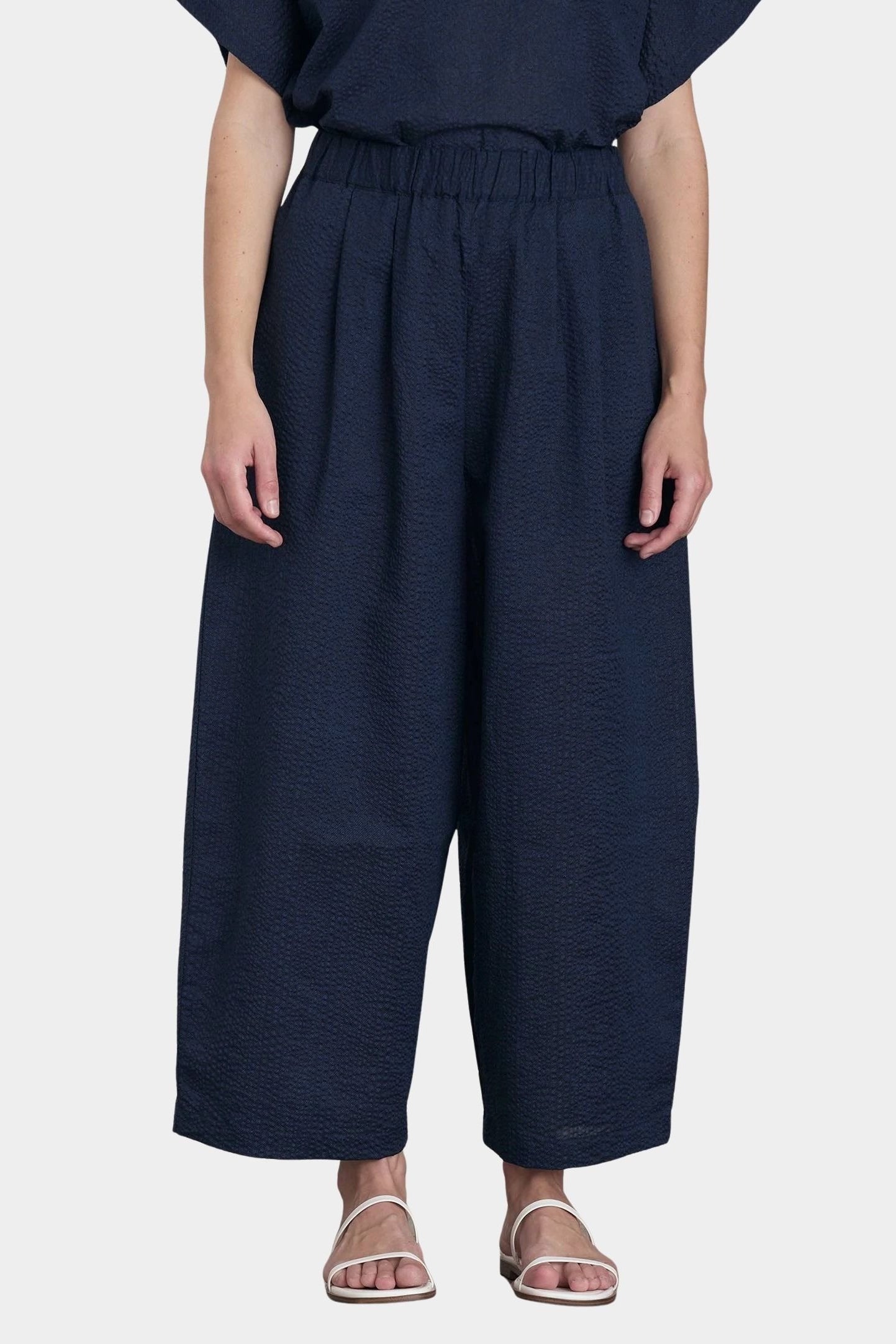Black Crane Wide Pants Navy front view elastic waistband cropped wide leg