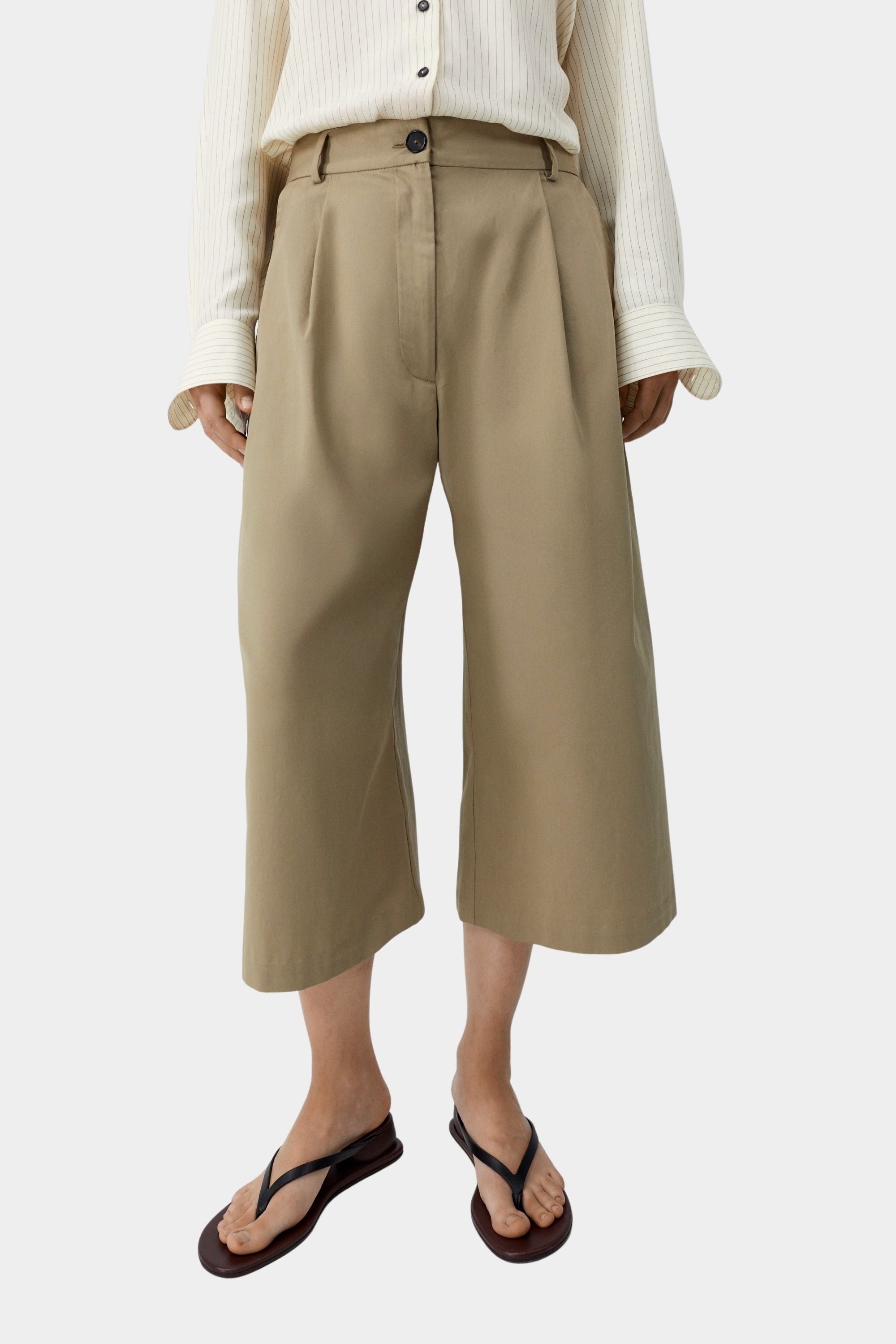 Camel cotton capri pants with pleated front and tailored waistband