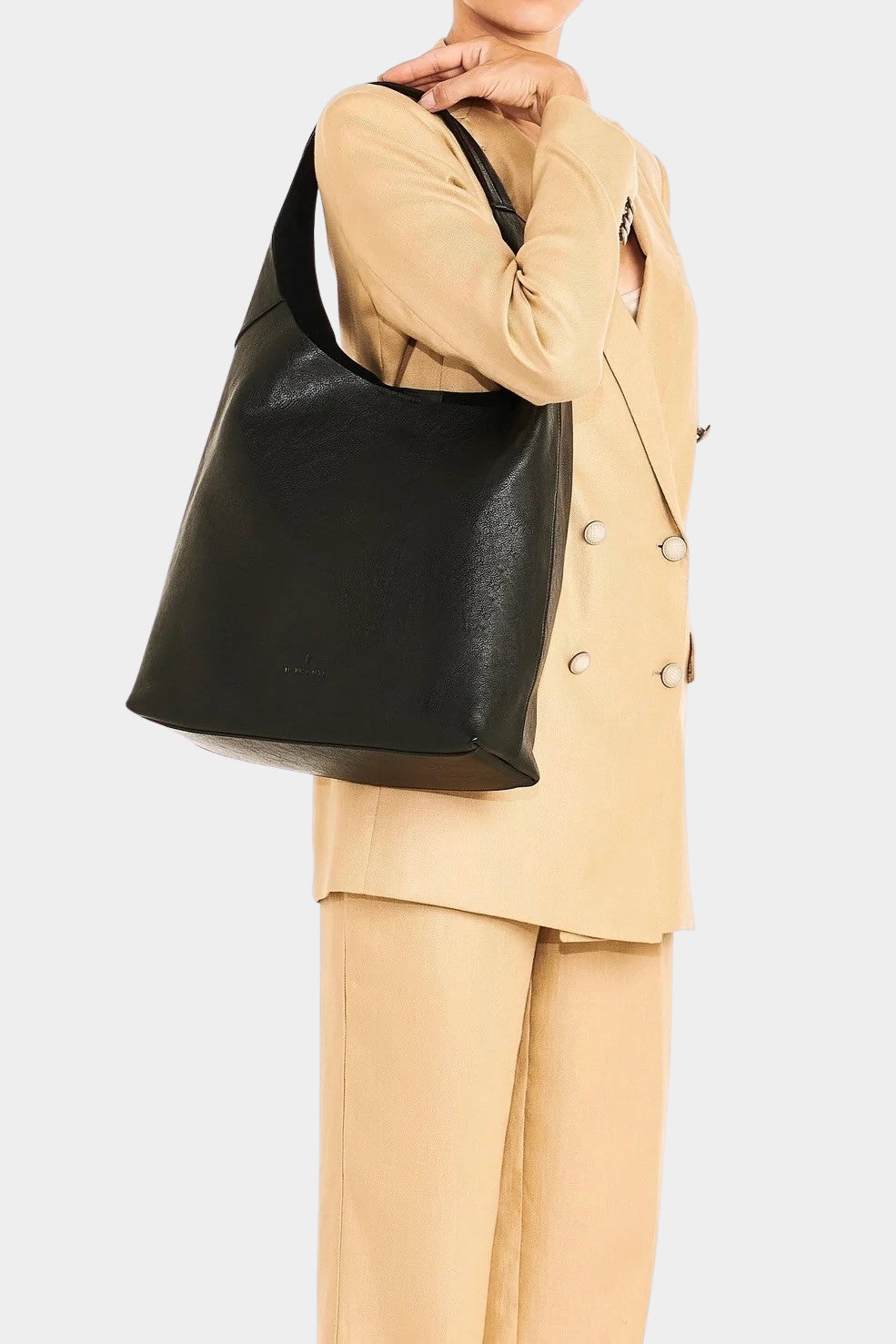 IL BISONTE black leather shoulder bag worn on shoulder on model