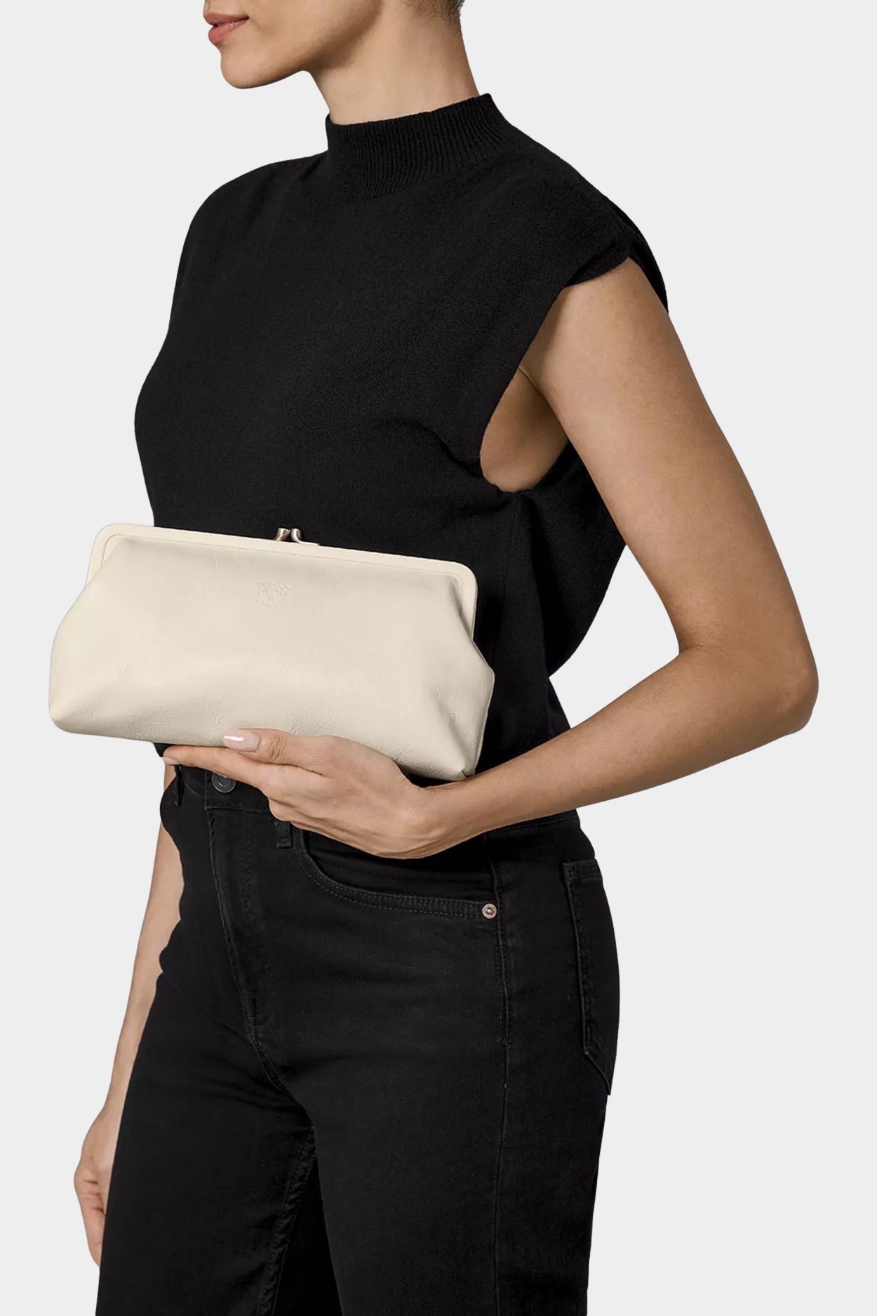 IL BISONTE Manuela leather clutch milk worn on model