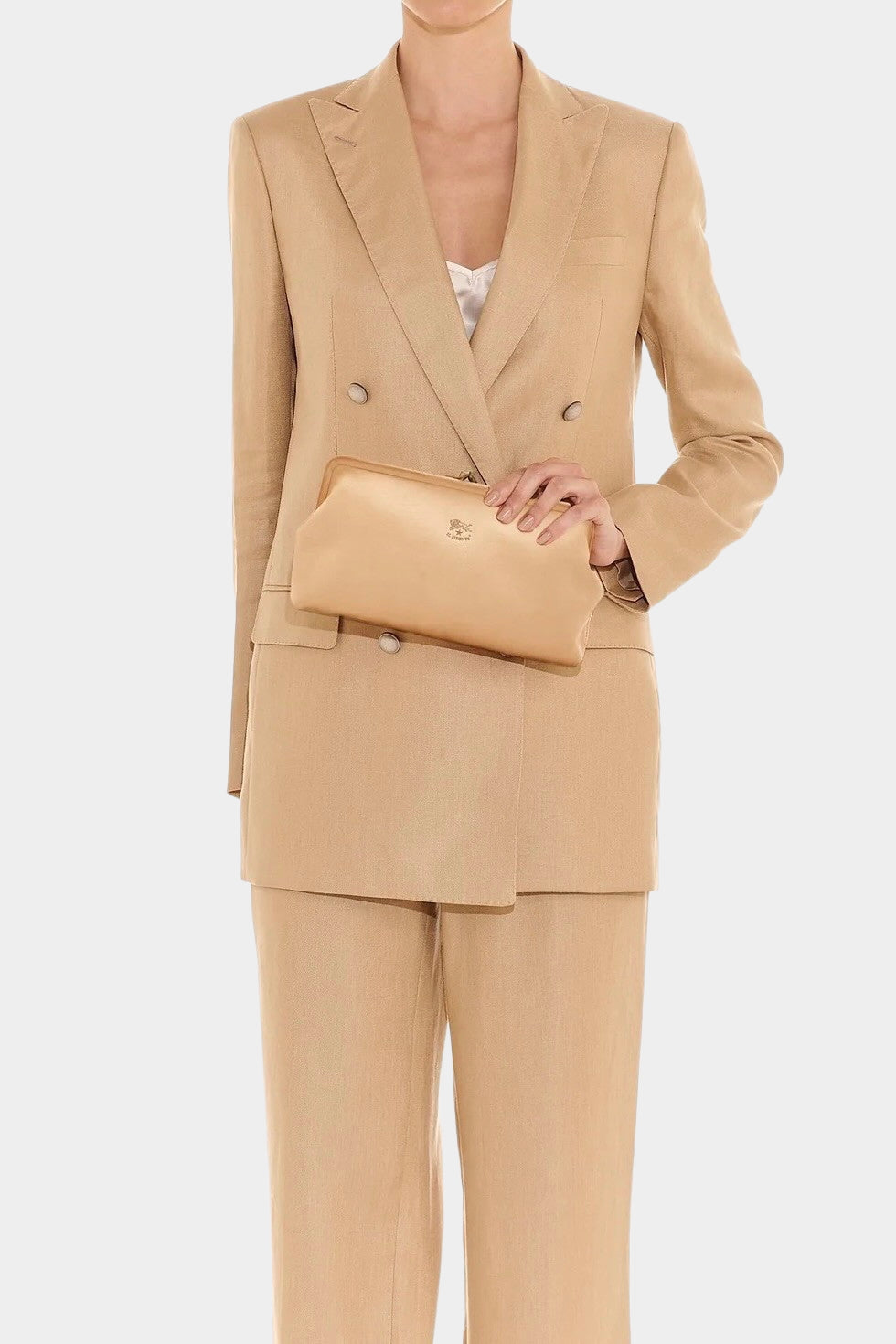 IL BISONTE Manuela leather clutch natural worn on model