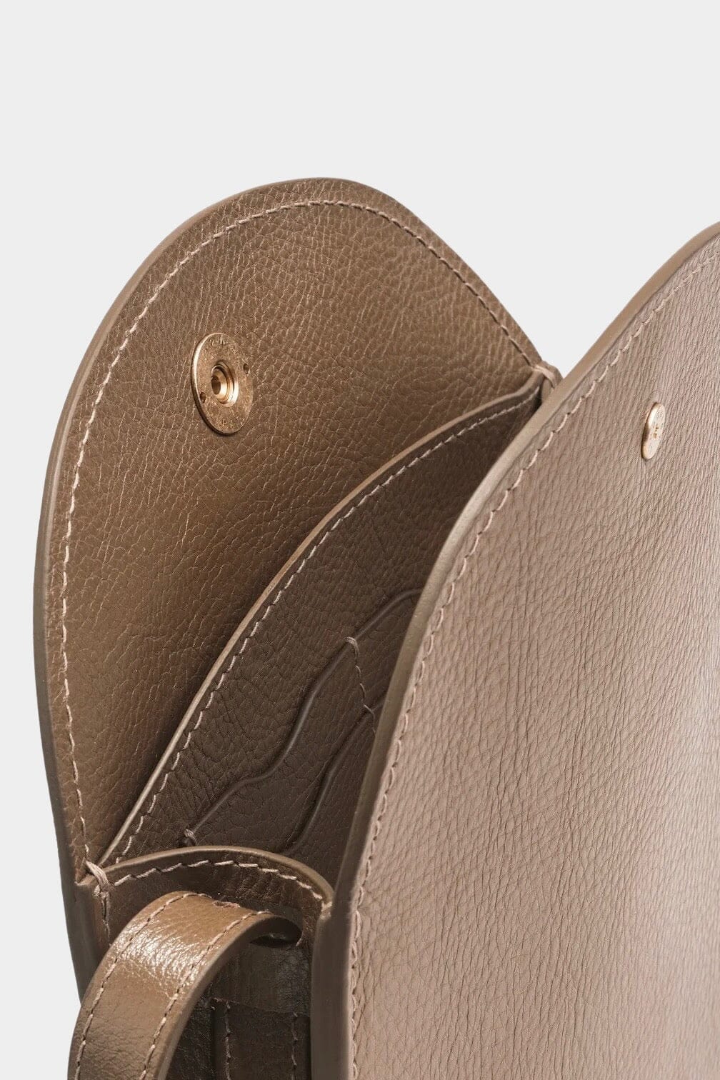Lindquist Eggi Bag otter leather interior compartments and card pockets