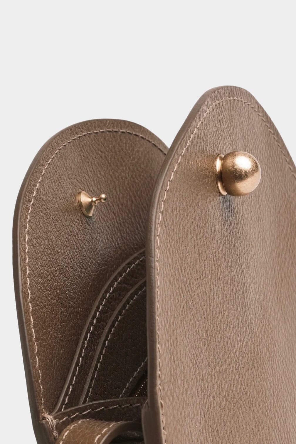Lindquist Eggi Bag otter leather bag interior snap closure detail