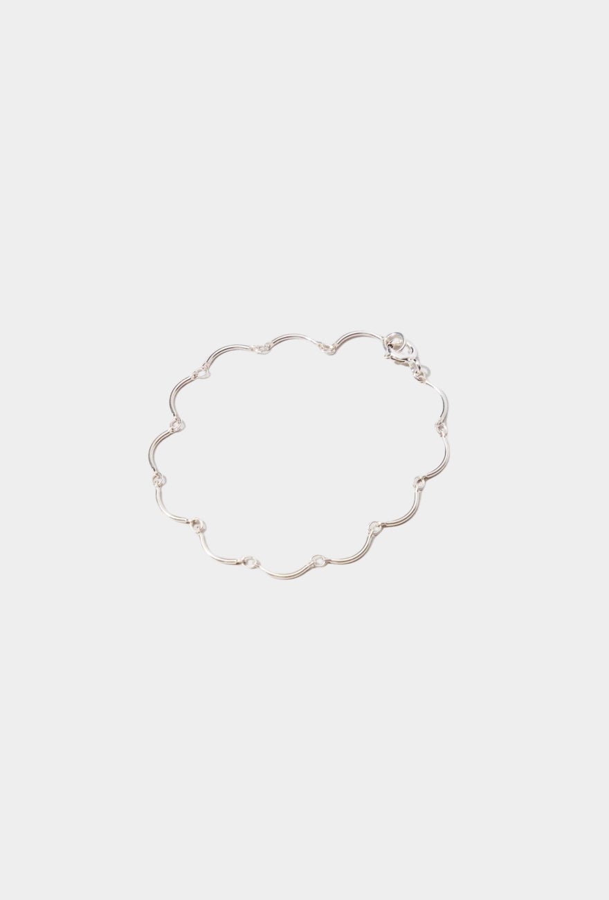 Maslo Jewelry scallop chain bracelet in sterling silver with curved links