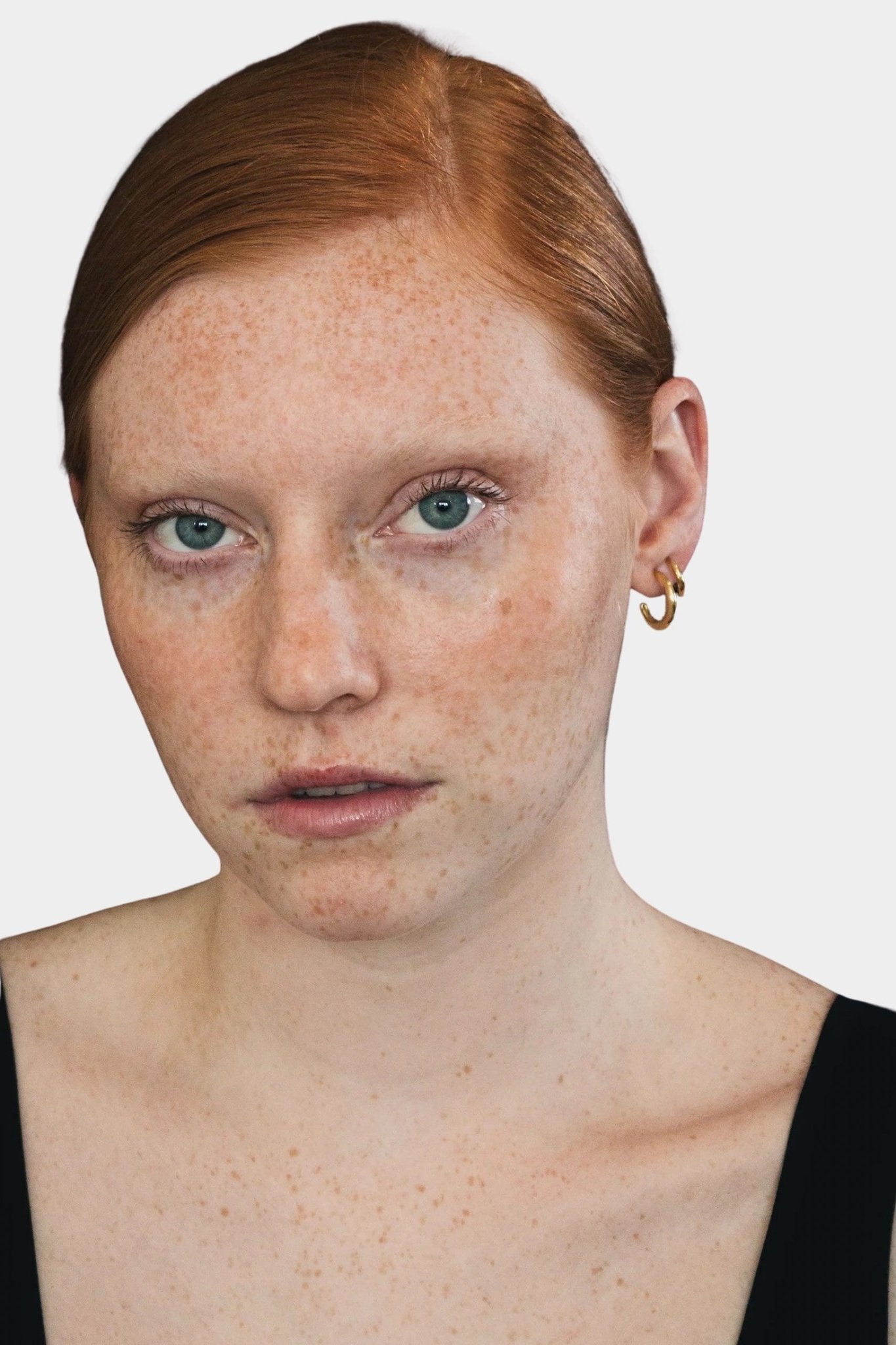 Maslo Jewelry - Medium Classic Hoops - Gold - Earrings - YUCCA, gold minimalist hoop earrings, earrings for daily style.