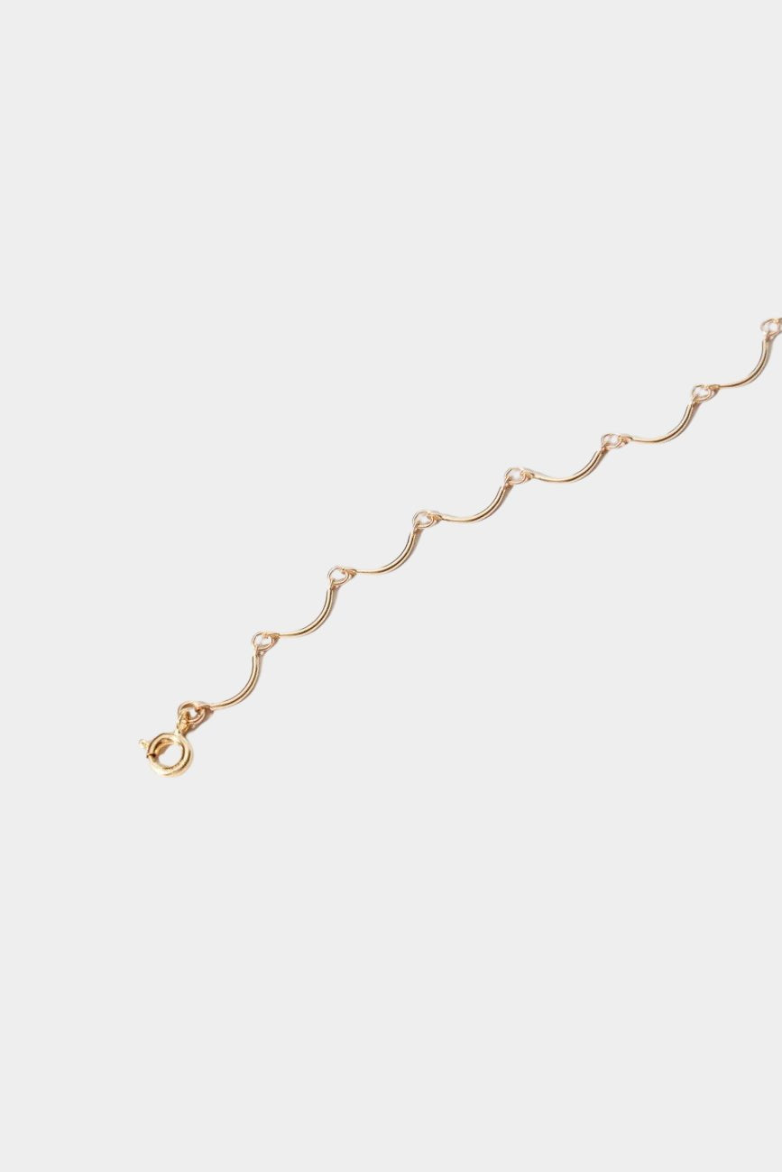 Maslo Jewelry scallop link bracelet in gold filled metal detail