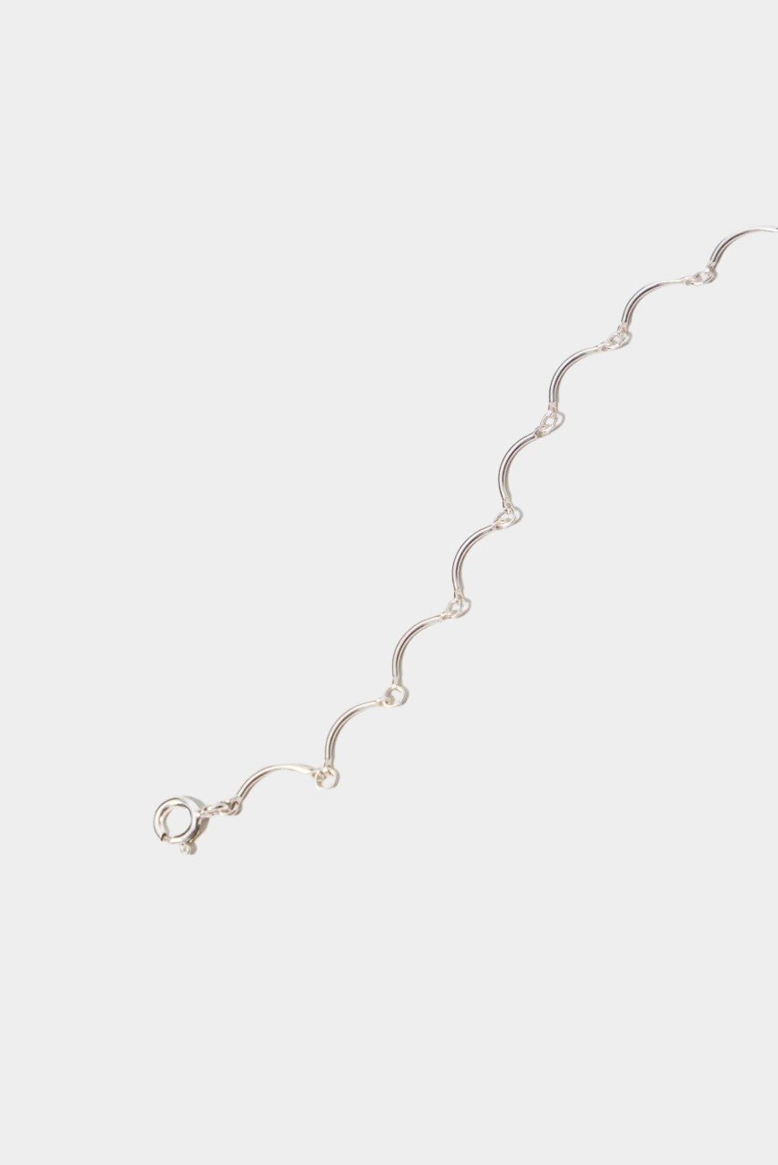 Maslo Jewelry scallop link bracelet in sterling silver close detail