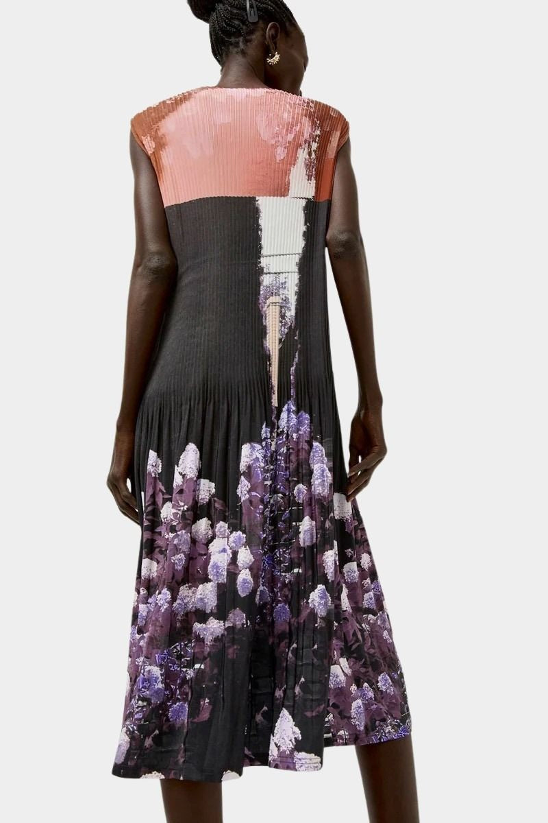 Back view of the No.6 Tierney Dress in Eclipse featuring pleated construction, sleeveless shape, floral photo print, and relaxed midi silhouette.