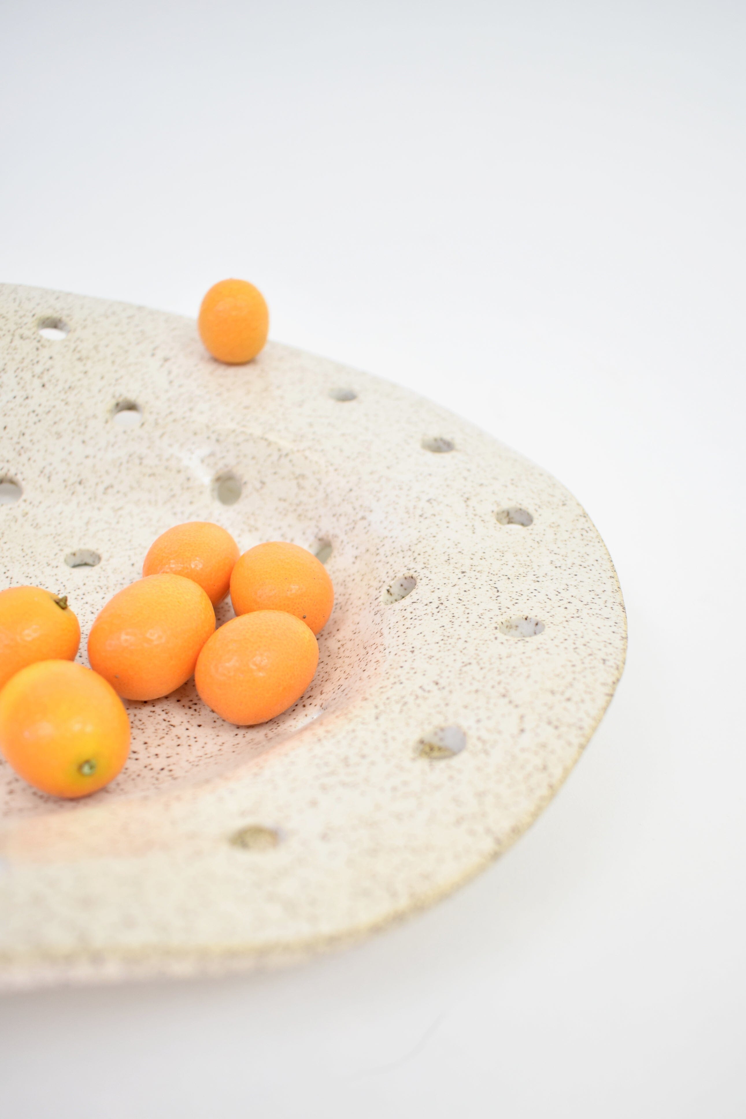 SIN Ceramics | Bora Berry Bowl In Speckled White - SHOP YUCCA Ceramic SIN CERAMICS - YUCCA 