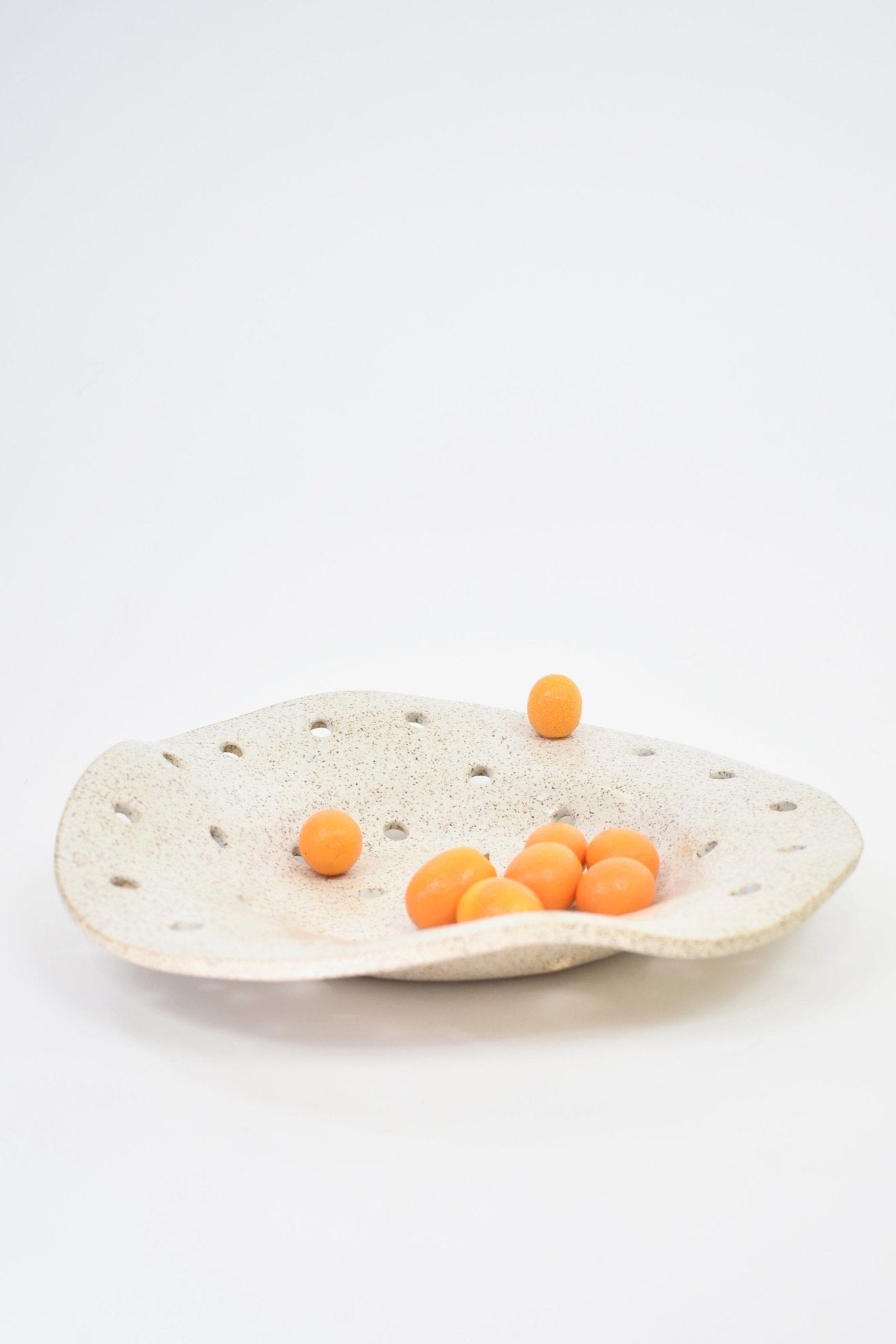 SIN Ceramics | Bora Berry Bowl In Speckled White - SHOP YUCCA Ceramic SIN CERAMICS - YUCCA 